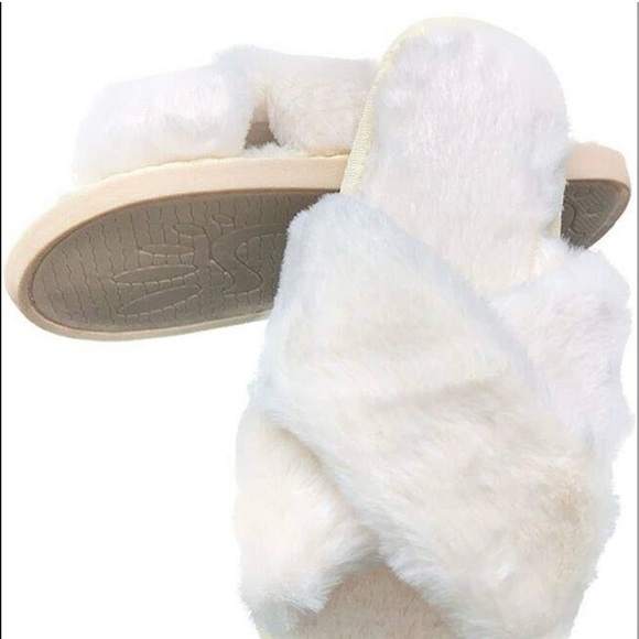 Women’s Fluffy White Slippers With Rubber Soles Size 7 - Picture 2 of 3